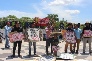 Tolak Revisi UU KPK, Jurnalis dan LSM di Aceh Gelar Aksi